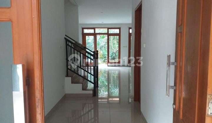 Rumah Modern di Kemang dengan Kolam Renang dan Garasi 4 Mobil 2