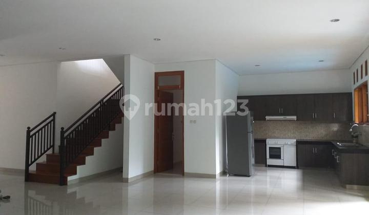 Rumah Modern di Kemang dengan Kolam Renang dan Garasi 4 Mobil