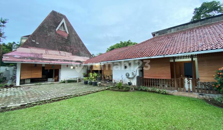 550m² Spacious House with Front and Back Gardens in Menteng 2