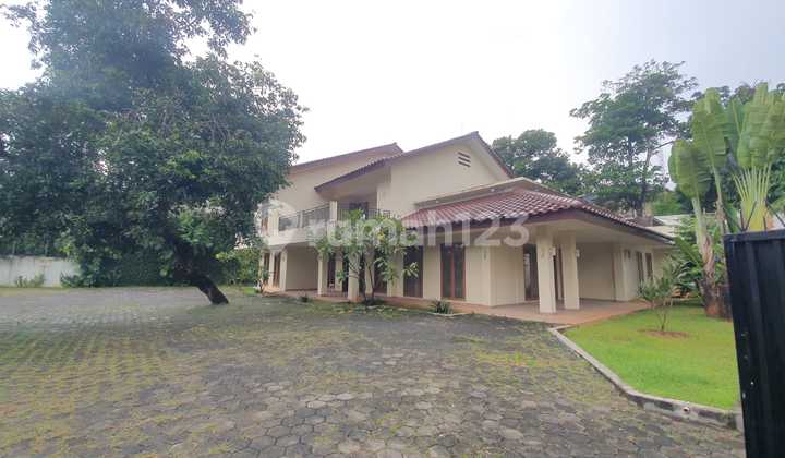 Rumah 2 Lantai di Jantung Kemang! Lingkungan Asri dan Strategis Rumah 2 Lantai di Jantung Kemang! Lingkungan Asri dan Strategis