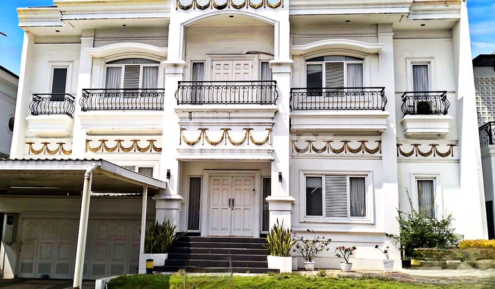 Rumah Mewah Nuansa Klasik Ada Kolam Renang Legenda Wisata Dijual