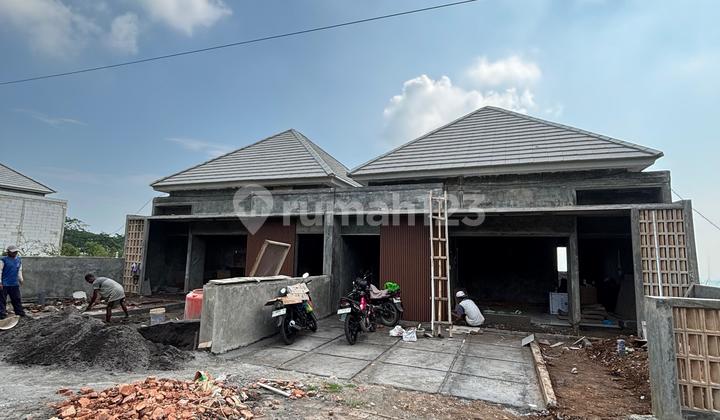 Ready-to-move-in house with a wide driveway and 3 bedrooms in Ngaliyan, Semarang. 2