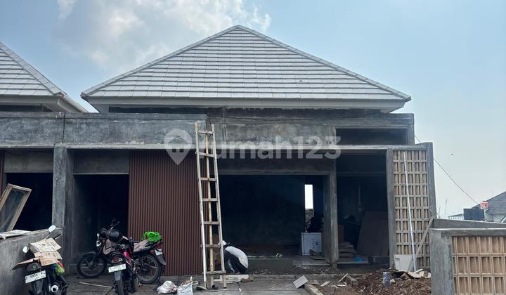 Ready-to-move-in house with a wide driveway and 3 bedrooms in Ngaliyan, Semarang. 1