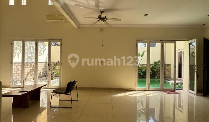 Sutera Lavender House, Alam Sutera, has a swimming pool.