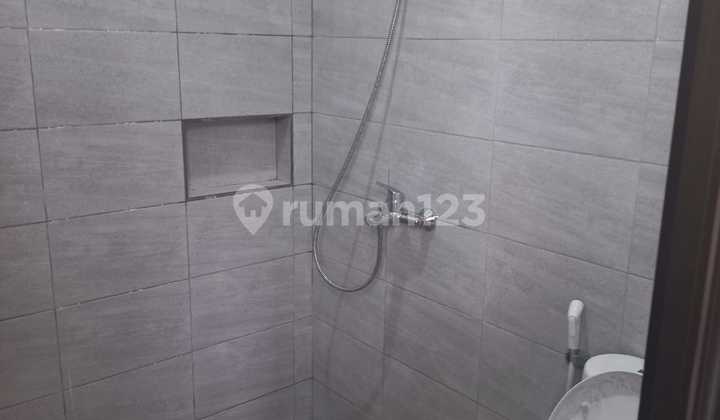 Strategic Large Shop House for Rent on Main Road Margacinta Buah Batu Bandung 2