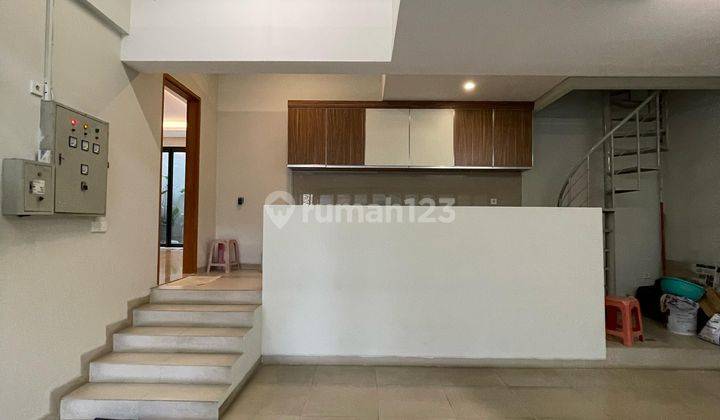 Rumah Lux Modern 2.5 Lantai Strategis di Sayap Gatsu Bandung Kota 1