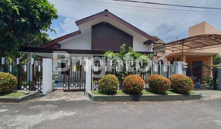 Rumah lama yang asri daerah Songgokerto. Batu 1