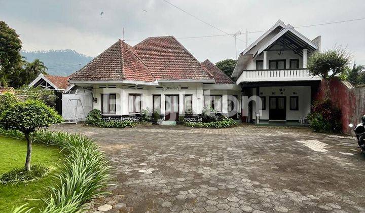 Rumah Villa Luas Terawat Bergaya Kolonial di Pusat Kota Batu 1