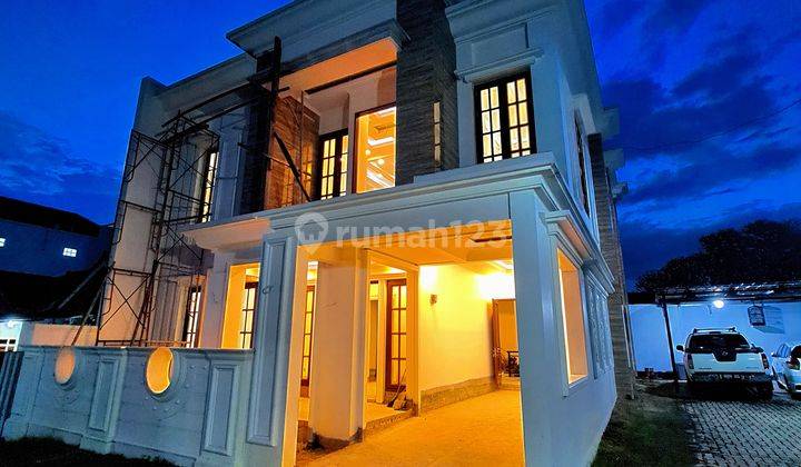 tampak depan perumahan 2 lantai di dalam