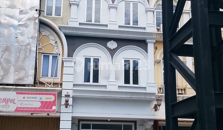 Shop House in Gading Serpong 85.5 m² Unfurnished Freehold Title