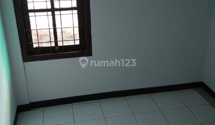 Rumah pinggir jalan utama masuk mobil ada carport nya 2