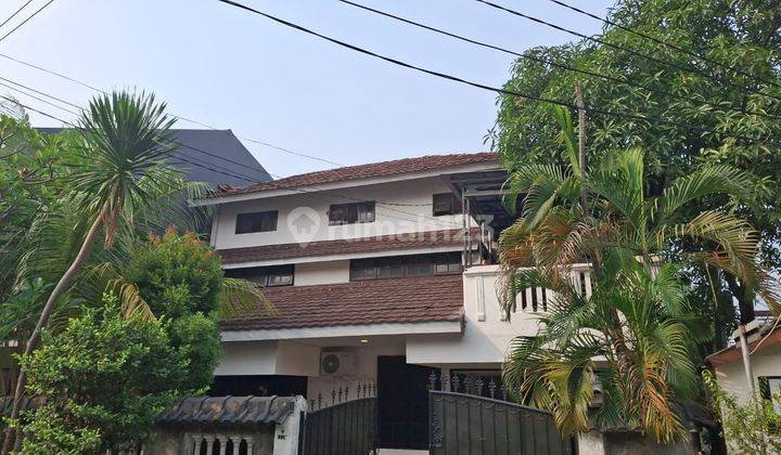 Rumah Besar 3 Lantai Disewakan dikontrakan di Komplek Perumahan di Pancoran 1