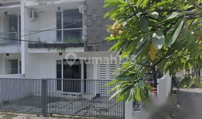 House for rent in Tebet, South Jakarta, 2-car road, suitable for residence or office.