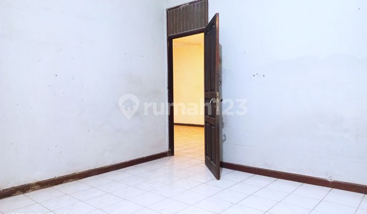 DISEWAKAN RMH TINGGAL PINGGIR JALAN 2 MOBIL BISA UNTUK KANTOR , TEMPAT USAHA , CATERING DLL 2