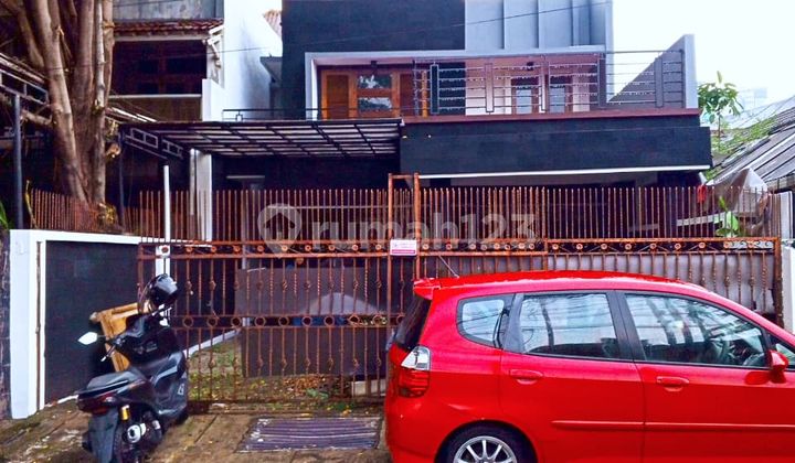 Disewakan rumah strategis pinggir jalan akses utama jalan 2 mobil - Dekat ke jalan raya 