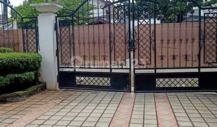 Di sewakan rumah pinggir jalan bisa untuk kantor atau rumah keluarga besar di kawasan Tebet, Jaksel Di sewakan rumah pinggir jalan bisa untuk kantor atau rumah keluarga besar di kawasan Tebet, Jaksel