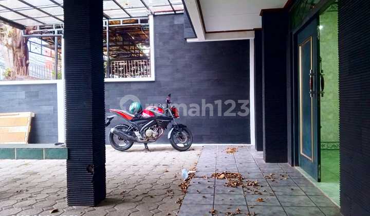 Disewakan rumah strategis pinggir jalan akses utama jalan 2 mobil - Dekat ke jalan raya  2