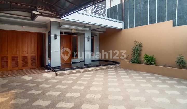 Disewakan Rumah Besar Cocok untuk Kantor atau Keluarga Besar 2