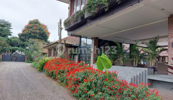 Dijual : Rumah/ Villa Mewah Terawat Baik Lembang