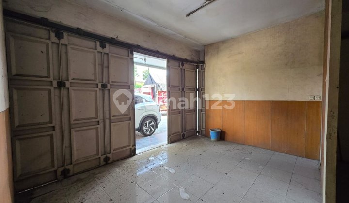 For Sale, 3-Story Ready-to-Use Shop House on Buahbatu Canal. 1