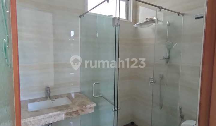 Rumah di Graha Family,  Pakuwon Surabaya Baru Utara