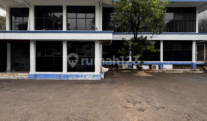 Office Building for Rent in a Strategic Location, Corner Position