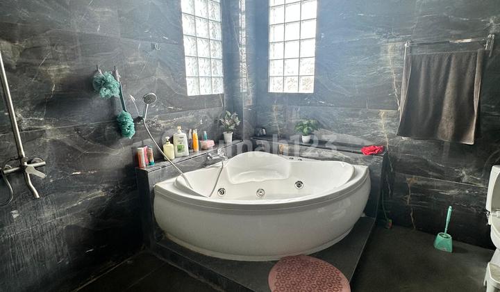 3-Story House Equipped with Music Studio, Requires Minimal Renovation, Freehold Certificate in Serua 2