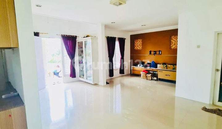 Rumah Cantik 2 Lantai Semi Furnished dan Siap Huni dengan Hunian Asri @Graha Raya