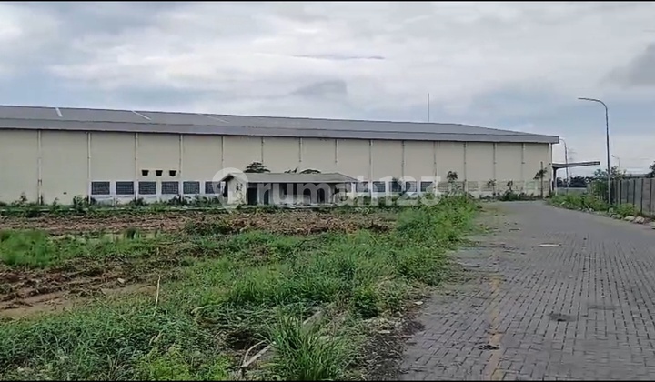 Land and Warehouse Building of Pinggit Pantura in Cikarang, West Java Land and Warehouse Building of Pinggit Pantura in Cikarang, West Java