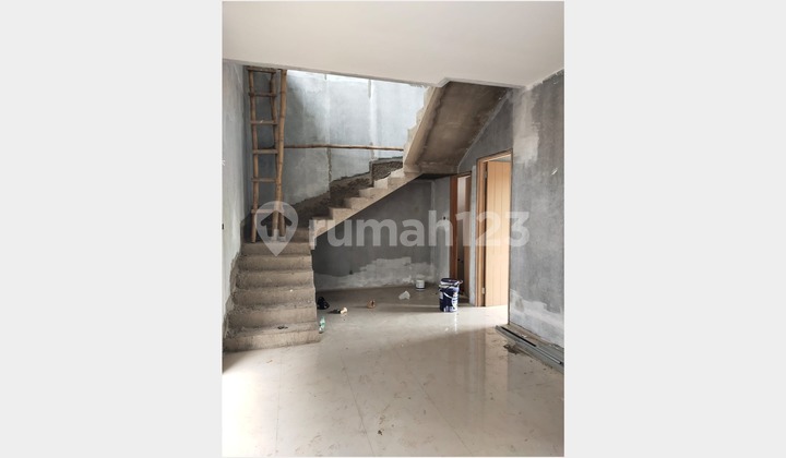 Rumah 2 Lantai, Hunian Nyaman dan Asri Ada Taman di Setraduta 2