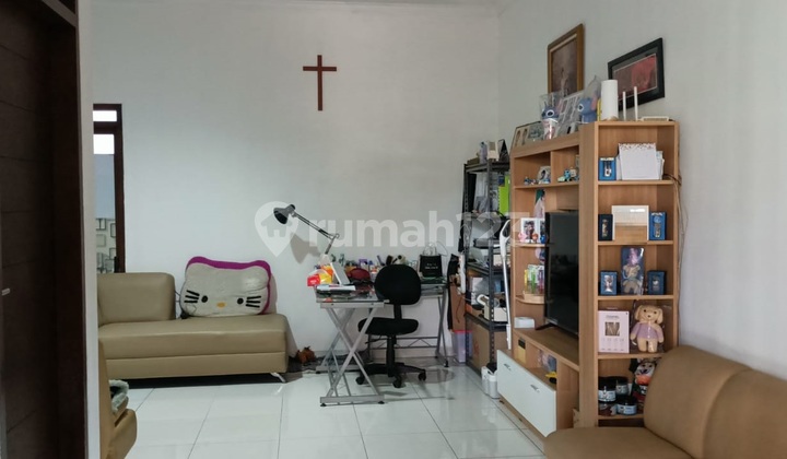 Rumah Kondisi Terawat Nyaman Dihuni di Taman Holis Indah 2