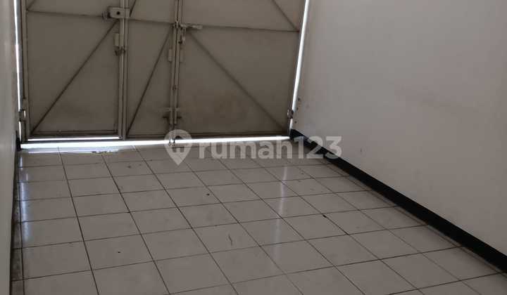 Rumah Siap Huni di Taman Kopo Indah, Lokasi Strategis 2