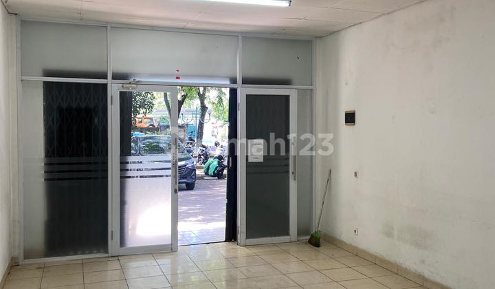 15. W Disewakan Ruko Tamsur 5 . 4 X 15 X 2 Lantai, Rapih