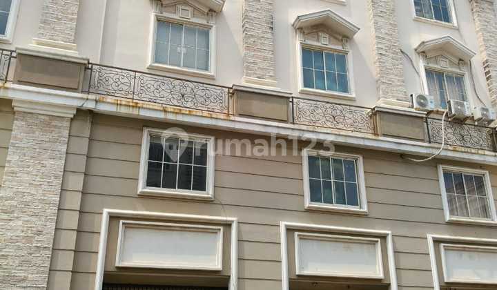 Ruko Gandeng Green Lake City, 3.5 LT. Hadap Dalam, Parkir Luas