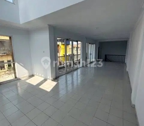 28. W Disewakan Gudang Boulevard Cbd, Uk 5,6X15, Siap Huni 28. W Disewakan Gudang Boulevard Cbd, Uk 5,6X15, Siap Huni