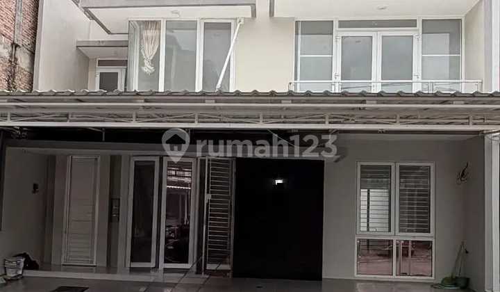 25. W Rumah Green Court Lake , Uk 10X22 , 2 Lantai , Kosongan
