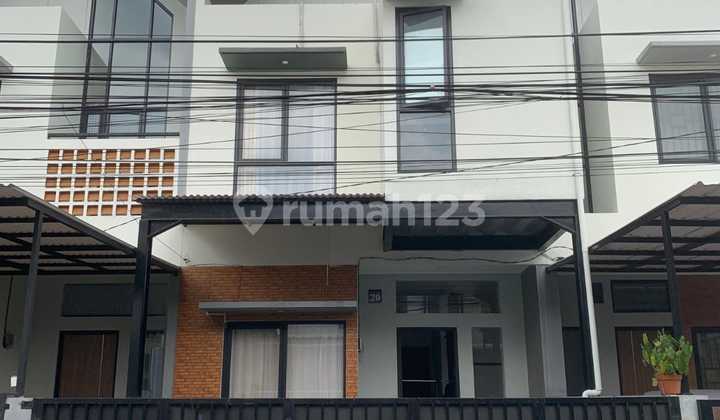 RUMAH BAGUS BERGAYA SCANDAVIAN KOMPLEK KIARASARI PERMAI  