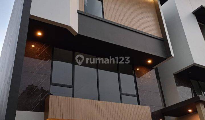 Rumah Baru 3 Lantai Lux Setraduta Grande 1