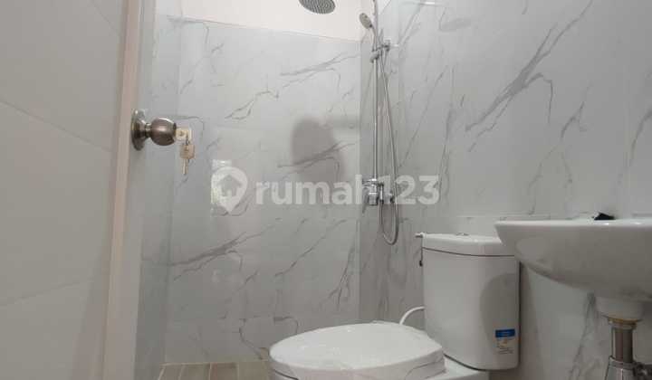 RUMAH DI JUAL MEWAH DALAM KOMPLEK  CEMPAKA PUTIH PINGGIR JALAN 3
