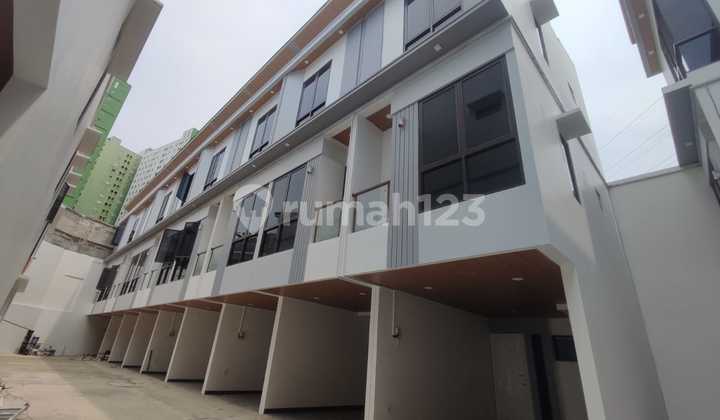 Affordable House Carport 600 Joharbaru 5 Minutes to Stiami Campus Central Jakarta