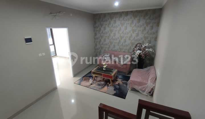 ruang keluarga rumah murah cantik 3 lantai