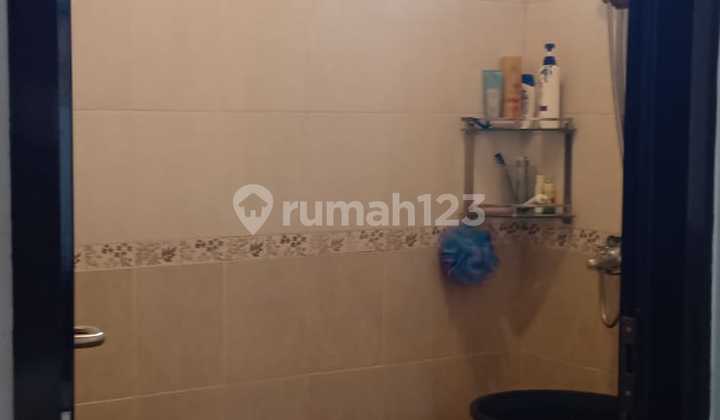 Disewakan Rumah 2 Lantai Semi Furnished Dekat Kampus U P N 17