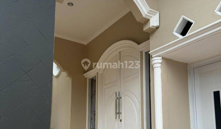 Rumah 2 Lantai Semi Furnished di Jl. Bukit Cinere Raya, Depok 2