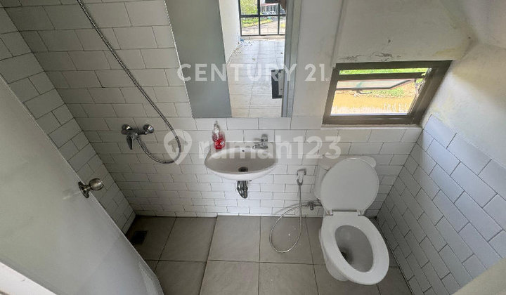 3-Story Shop House Ready to Use, Strategic Location