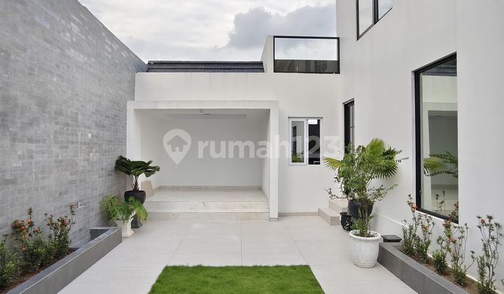 Rumah Cantiq Bergaya American Classic Di Crown Hill Estate, Batam Kota 2