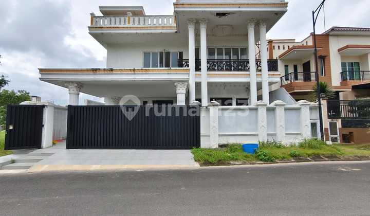 Luxury House in Central Boulevard Sukajadi, with Private Swimming Pool