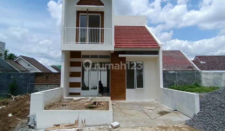 Rumah 2 Lantai Berkonsep Town House SHM di Kota Malang