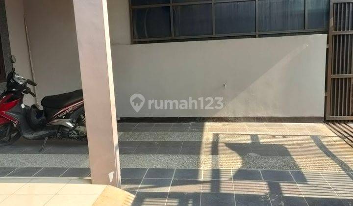 Rumah minimalis baru cat di komplek Taman Holis Indah Bandung 2