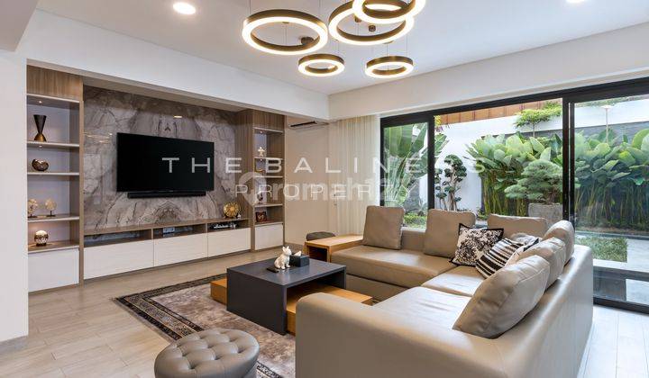 Spacious Villa With Rooftop Bar And Luxurious Amenities In Berawa 2