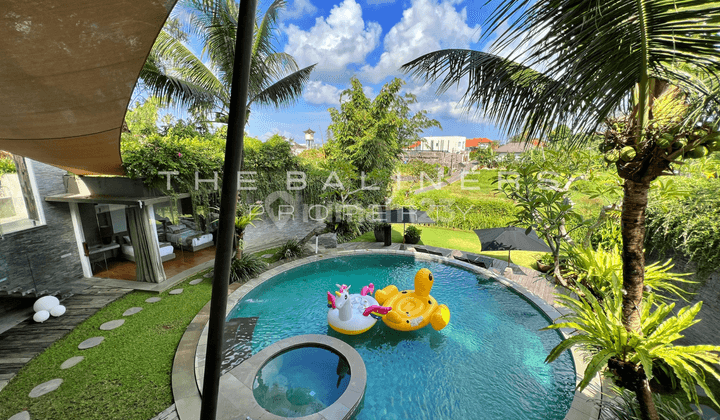 Unique Freehold Villa With Great Views 2